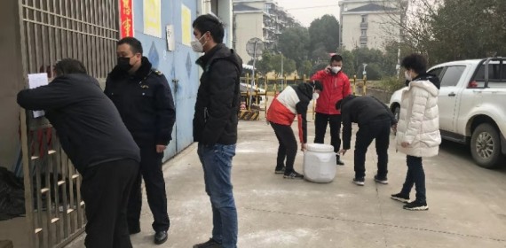 发放1.2吨消毒粉 武汉东湖高新区城管做好辖区公厕全面消毒