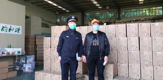 武昌城管突击队员随身携带方便食品以不耽误战疫保障