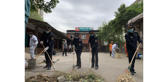 武昌城管“热干面”爱卫行动持续推进周末义务劳动环卫工人来指导