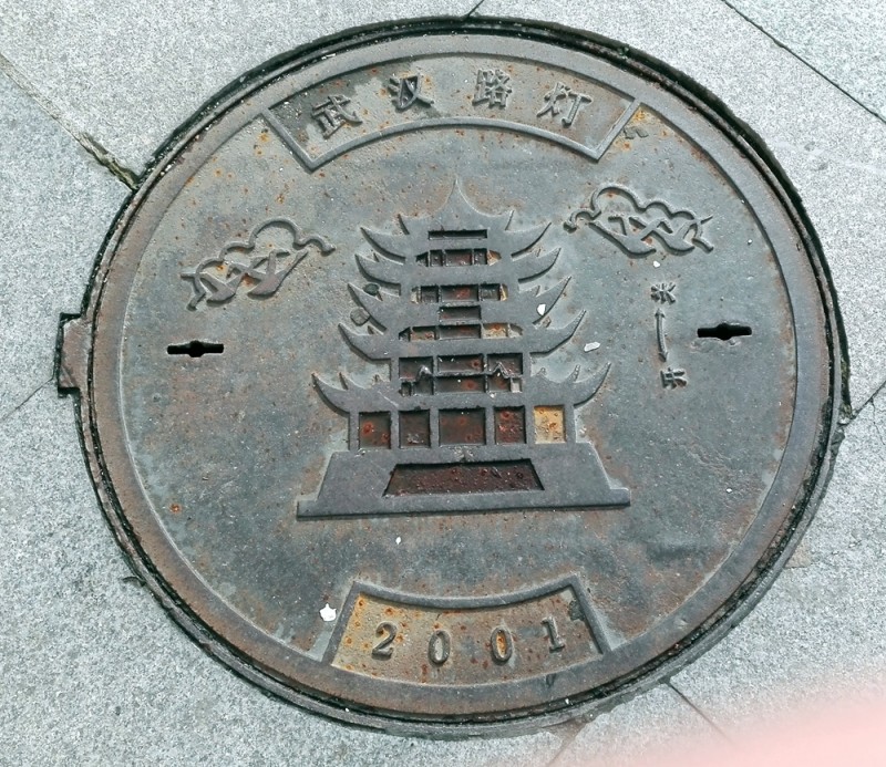武汉的井盖文化—黄鹤楼图案井盖