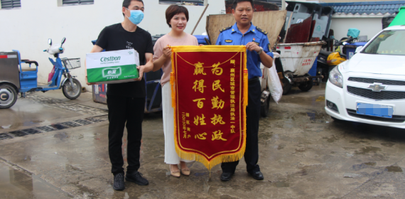 襄州城管：热心助力抗汛救灾，商户集体送旗致谢