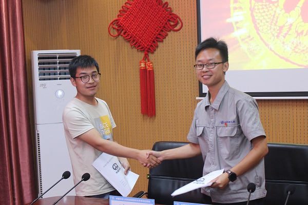 7月21日，中铁七局一公司洛阳动车所项目总工贾垒昌与新员工吴远双签订了《导师带徒合同》