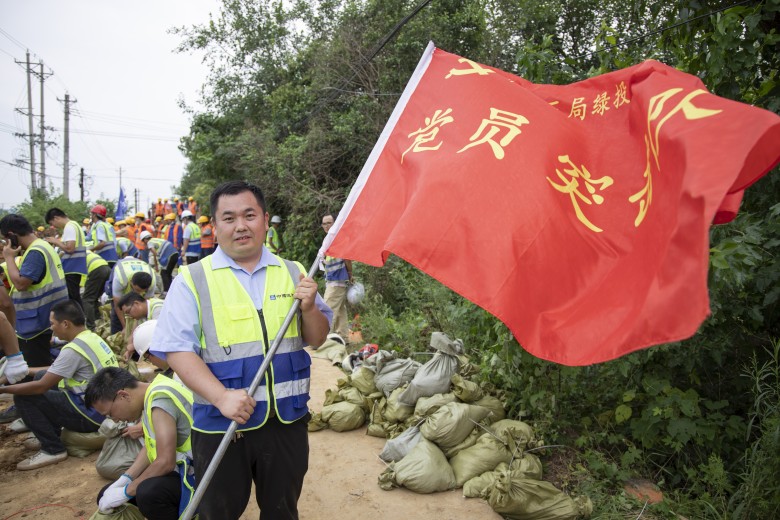 杨留杰在抗洪一线_conew1