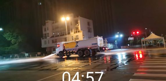 襄城区城管部门集中开展道路大清洗助力大气污染防治