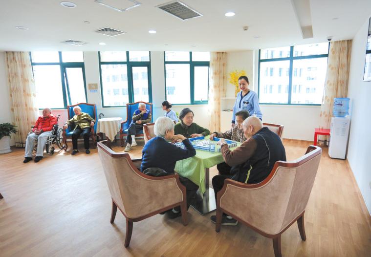 集中力量推动各项传统服务兜底保障到位,抓紧出台实施一批解决老年人