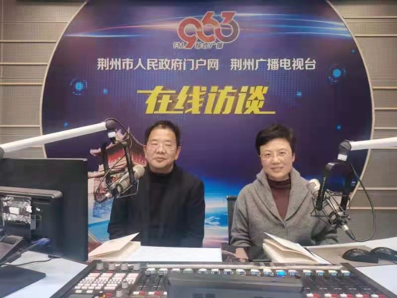 敖晓俊参加荆州市广播电台古诗欣赏直播节目时与主持人留影