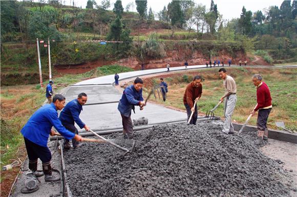 公路硬化现场。特约通讯员 赵武强 摄