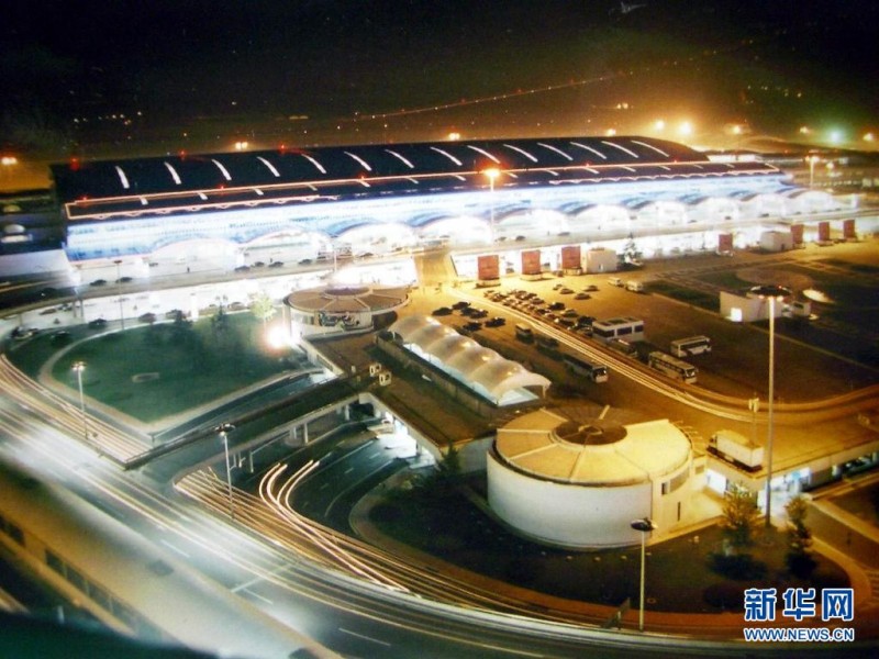 2004年3月27日的北京首都国际机场2号航站楼夜景