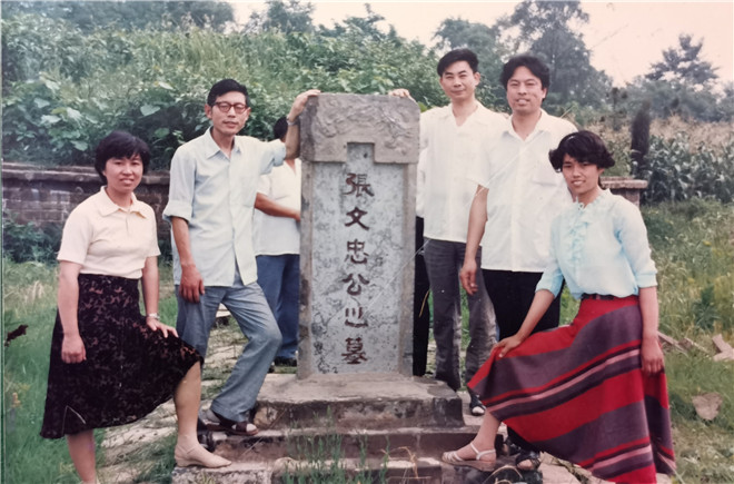 7 1986年，袁纯富（右三）与同事在新修的张居正墓地