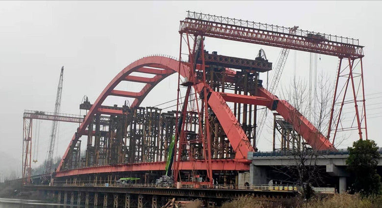 沙湖大桥顺利完成钢拱肋提升安装