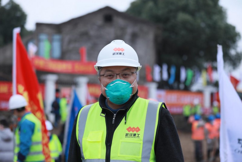【最美建设者】武汉建工程曦:日行3万步 守护火神山_中华建设网