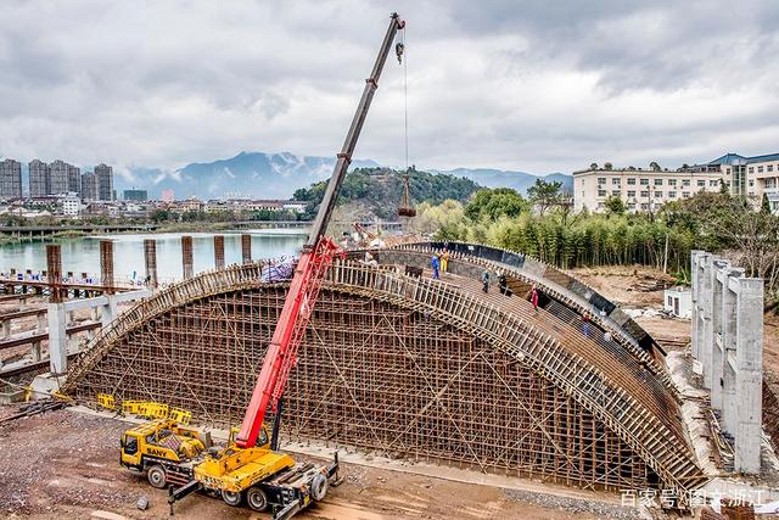 浙江省台州市仙居县河埠大桥工地,工人们正在拱桥支架上铺设钢筋作业