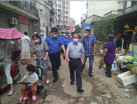 新洲阳逻街书记主任"步行看城管"数十户摊贩在临时便民市场安家