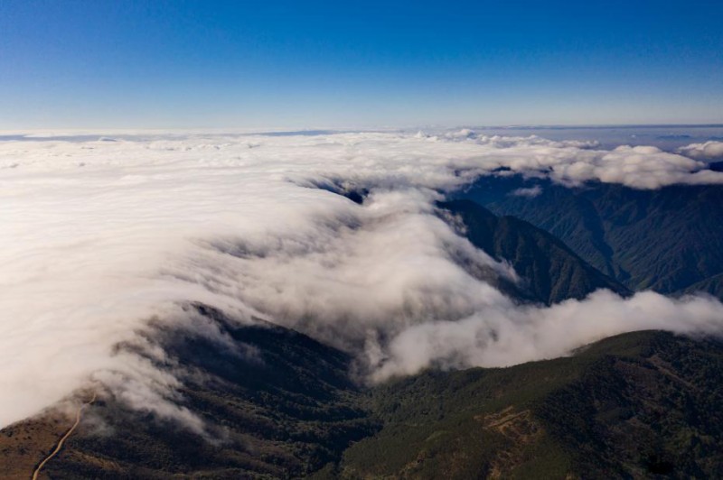从空中俯视,漫无边际的云海如临于大海之滨.