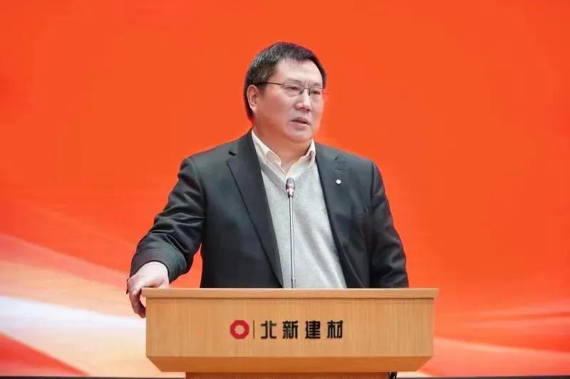 北新建材党委书记,董事长王兵和中建材资产管理公司党委书记,执行董事