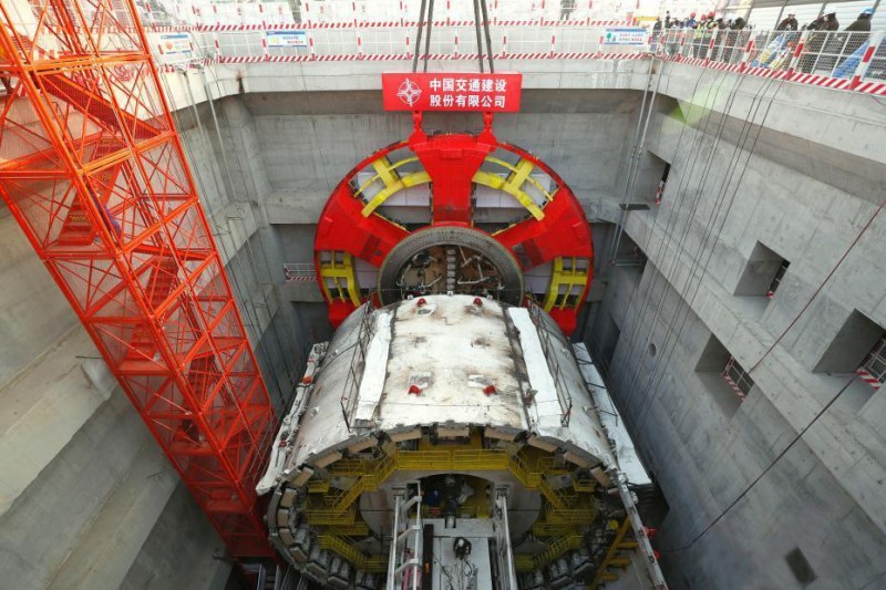 1月20日,"运河号"盾构机刀盘正在被吊装入井.