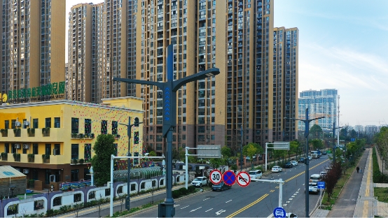 武汉光谷航天城腾飞型5g智慧路灯 张绵 摄影