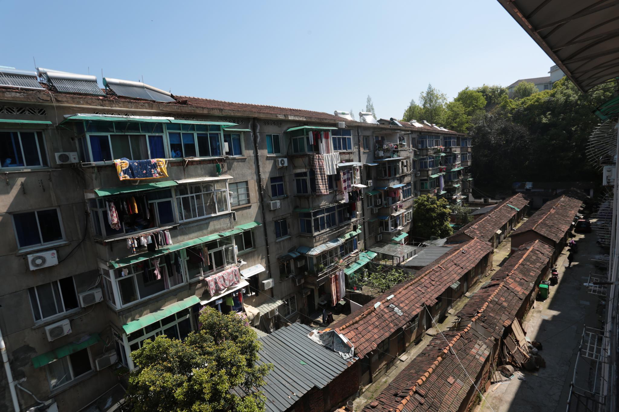 老旧小区改造:实现雨污分流,整修破损路面,拆除违章建筑,让居住环境