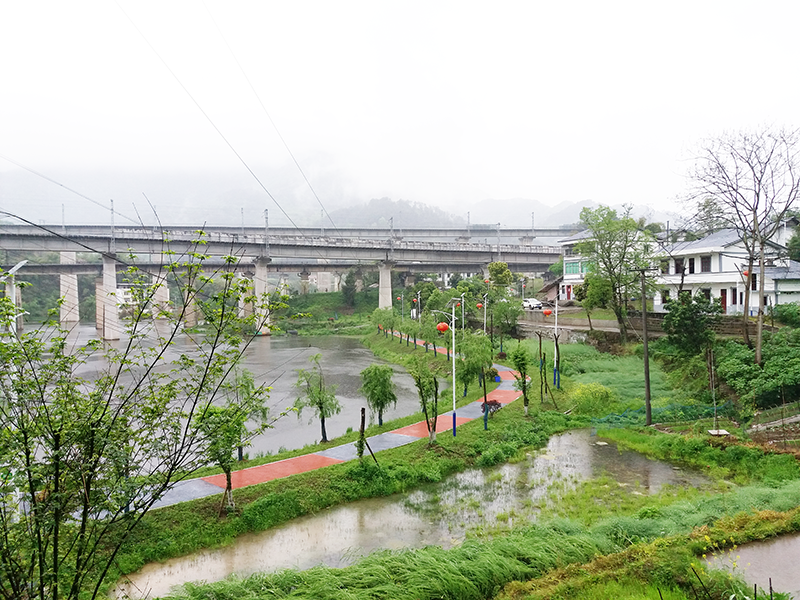 4月22日上午,四川省达州市达川区金垭镇磴子河社区老街热闹非凡,今年