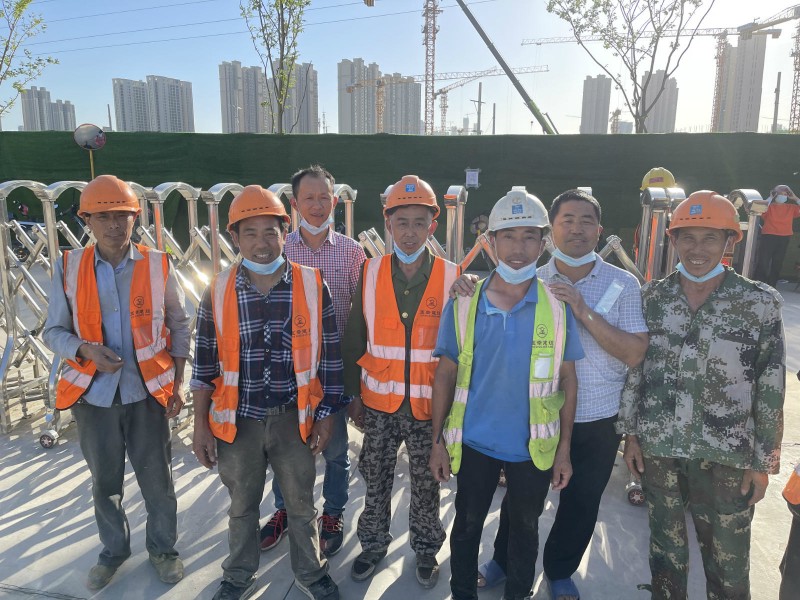 工人接种疫苗后合影_meitu_1