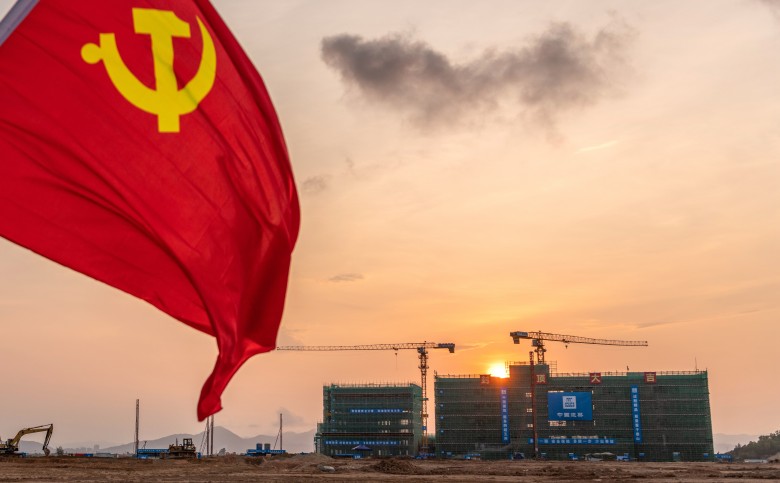 中科建工党旗在全国首座水上大学建设中高高飘扬