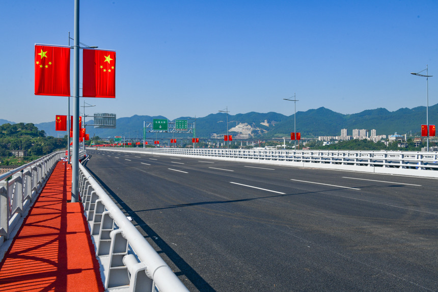 重庆礼嘉嘉陵江大桥设有人行步道。邹乐摄