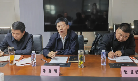 朱冬明主持召开现场会,考察专班就考察调研及合作形式进行了深入探讨.