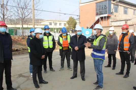 鄂州市委常委副市长余珂现场督导鄂钢跨线桥维修加固工程情况