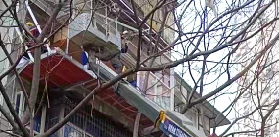 武汉：阳台外面“长阳台” 真危险 西马街道综合执法部门果断拆除消除隐患