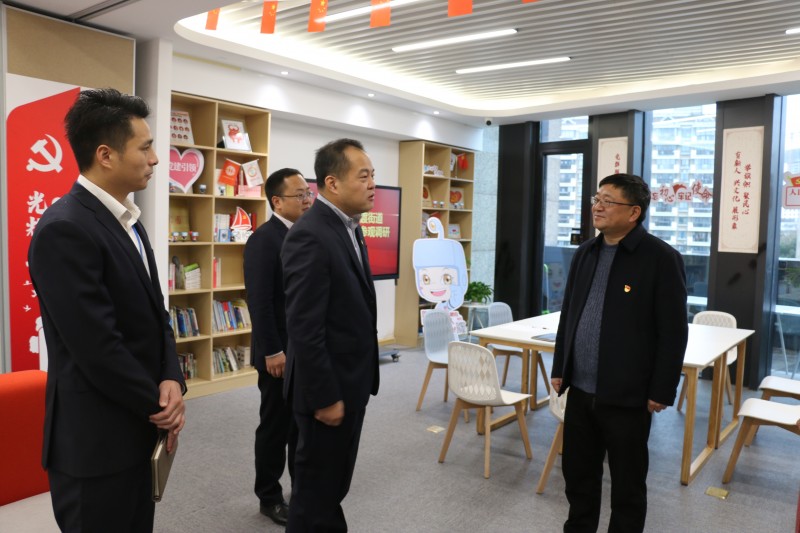 上海周家渡街道党工委书记黄飞到中建广场 党群服务站交流指导
