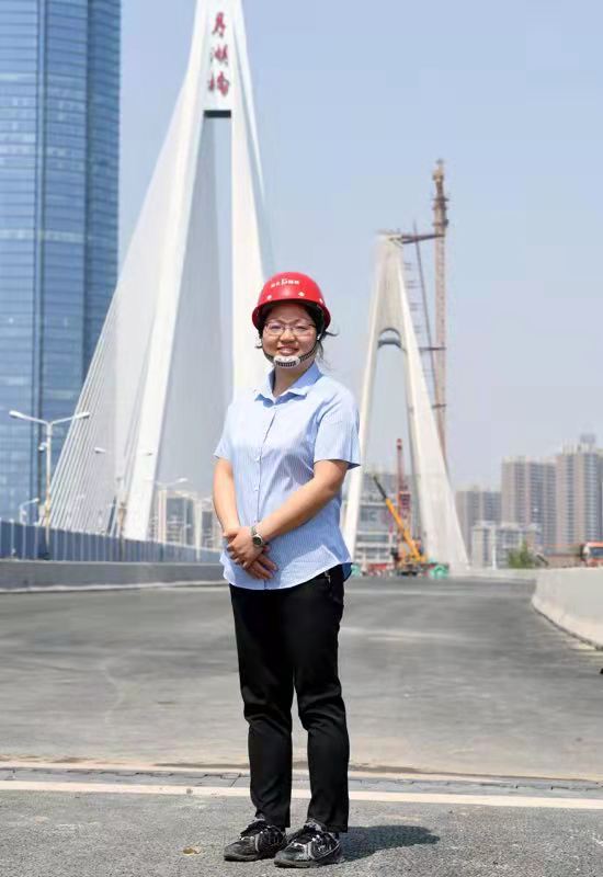 业务精湛,热情爱笑,是湖北联投集团湖北路桥项目唯一的女项目经理,收