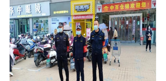 安陆市城市管理综合执法大队开展“劝导行人戴口罩”志愿服务活动