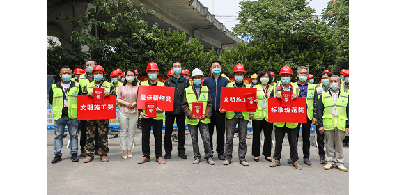 武昌城管开展人行道路“精细化”铺砖“大比武”