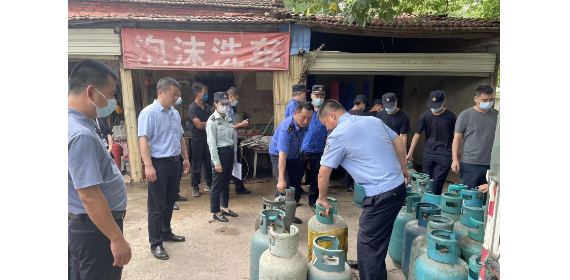 武汉江夏城管打击“黑气点”  当场扣押117瓶黑气