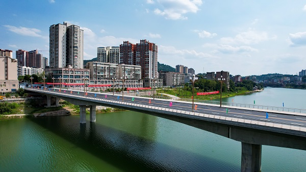 杜佳晨  通讯员 王敏涛)近日,四川省巴中市恩阳区飞凤大桥举行通车