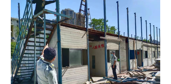 湖北武汉东湖高新区关东街城管督促企业自拆1500平方米工棚