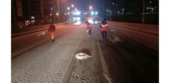 湖北襄阳东津区城管：“以雪为令” 迅速行动  保障道路通畅市民安全出行