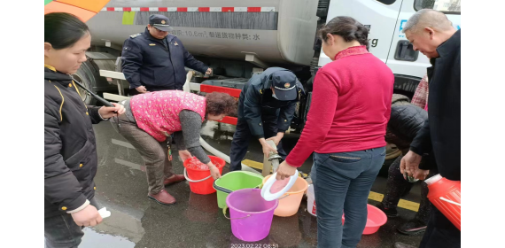 湖北襄阳市鱼梁洲综合执法局：洒水车变"送水车”，解居民燃眉之急