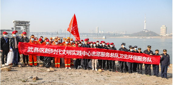 净滩护江 武昌城管开展水域岸线环境整治行动