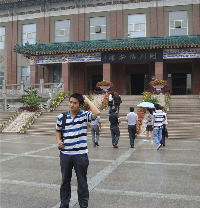 2011年刘波在荆州博物馆留影