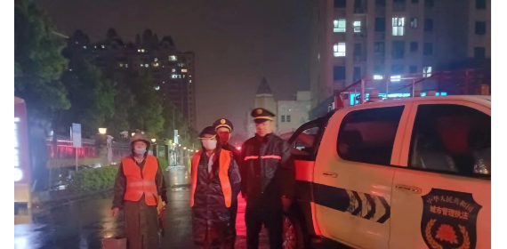 突降暴雨 武汉市黄陂盘龙城城管昼夜排渍显担当