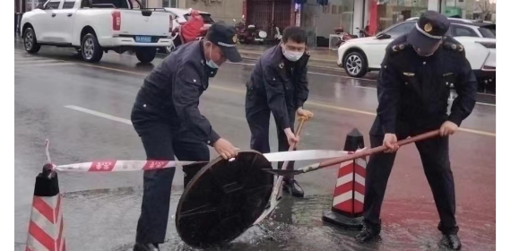 暴雨来袭 武汉市蔡甸区永安街道综合执法中心全力排险保通畅