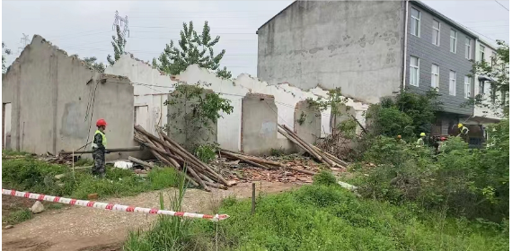 武汉市黄陂区拆除各类违法建设近万平方米
