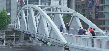 武汉唯一一个实行人车分流的天桥投入使用 (2221播放)
