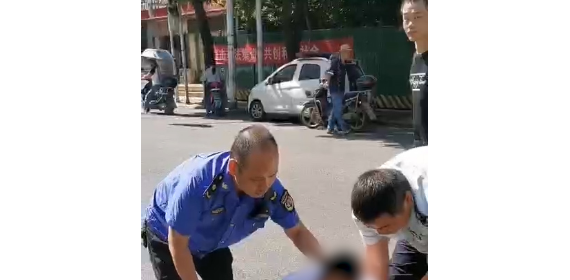 武汉黄陂横店城管队员紧急救助一烈日下晕倒市民