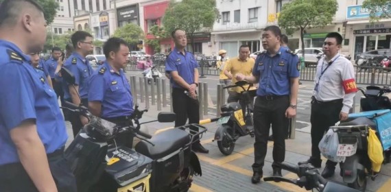 江西南昌城管：学先进典型 树城市形象