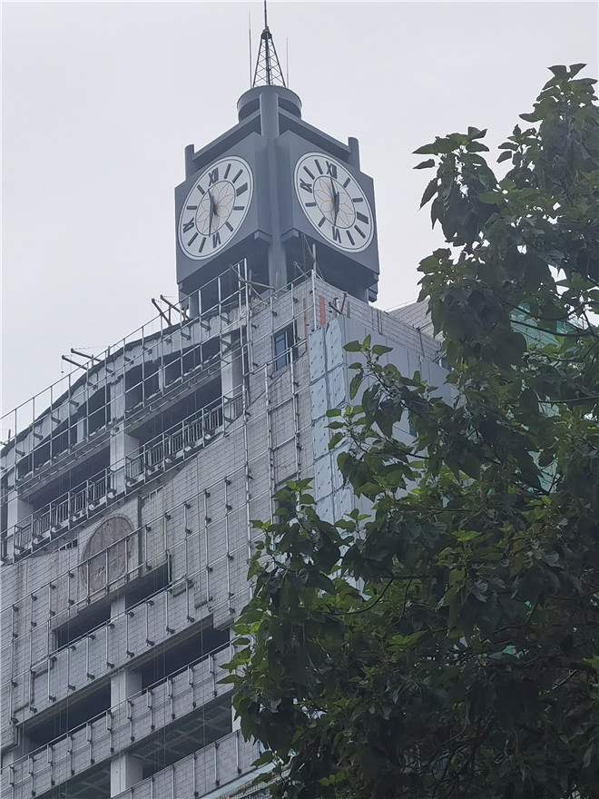 1荆州市工商银行大楼顶上的大钟