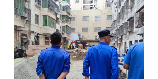 湖北武穴市钟楼社区：拆除违建车棚  共建美丽家园