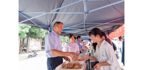 庆盛世华诞——湖北建院开展双节同庆活动