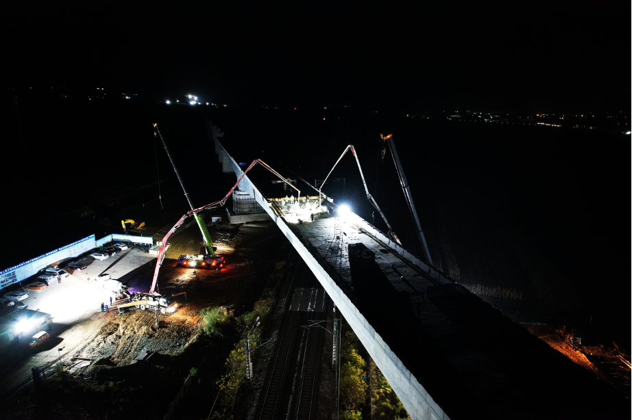 集大原高铁全线最大纵坡最大跨度最大重量 转体连续梁中跨顺利合龙